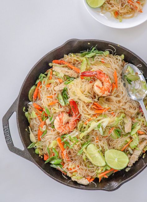 filipino shrimp and pork pancit Stir Fried Rice Noodles, Philippine Recipes, Filipino Noodles, Filipino Pancit, Asian Cusine, Pinoy Dishes, Stir Fried Rice, Pancit Bihon, Pancit Recipe