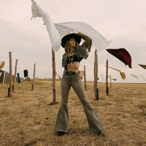 Discover why Lainey Wilson will always choose bell-bottoms over skinny jeans. Lainey Wilson Inspired Outfits, Lainey Wilson Outfits, Poster Moodboard, Dancing Outfit, Competition Outfit, Lainey Wilson, Leopard Pants, Western Aesthetic, House Art