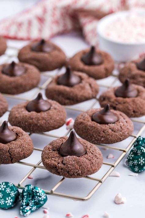 Mint Kiss Cookies, Holiday Dessert Drinks, Chocolate Kiss Cookies, Chocolate Hershey, Hershey Kiss Cookies, Hershey Cookies, Chewy Chocolate Cookies, Blossom Cookies, Kiss Cookies