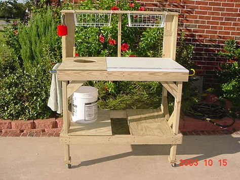 Cleaning Station Ideas, Fish Cleaning Station Ideas, Rustic Potting Benches, Pallet Potting Bench, Fish Cleaning Station, Fish Cleaning Table, Cleaning Station, Hunting Diy, Building A Garage