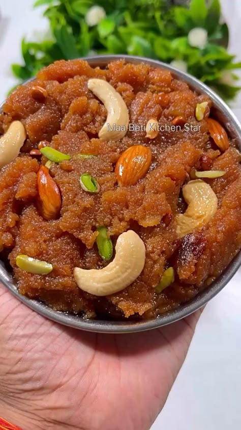 #sojikahalwa Desert Ideas At Home, How To Make Suji Halwa, Unique Plating Ideas, Makhandi Halwa Recipe, Suji Ka Halwa Recipe, Suji Recipes Indian Sweet, Halwa Recipe Suji, Sooji Ka Halwa Recipe, Easy Mithai Recipe