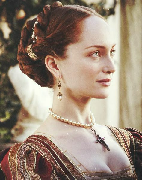 Giulia Farnese, Lotte Verbeek, Gaun Abad Pertengahan, Historical Hairstyles, Medieval Hairstyles, The Borgias, Sansa Stark, Hair Reference, Short Curly Hair