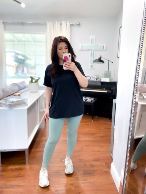 Spring Workout Outfit, mint green leggings, black tee, Mint Leggings Outfit, Mint Green Leggings, Spring Work, Leggings Outfit Casual, Cute Spring, Workout Outfit, Luxury Beauty, Outfits With Leggings, Black Tee