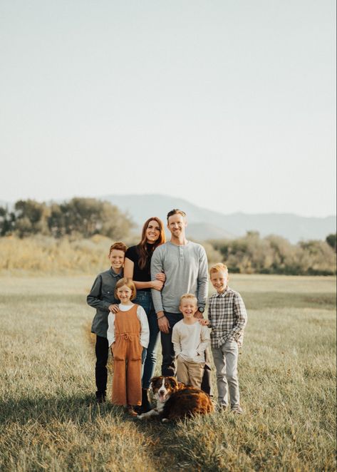 Utah Family Photos, Big Family Photo Shoot Ideas, Western Family Photos, Farm Family Pictures, Fam Photos, Big Family Photos, Family Tree Photo, Fam Pics, Family Photoshoots