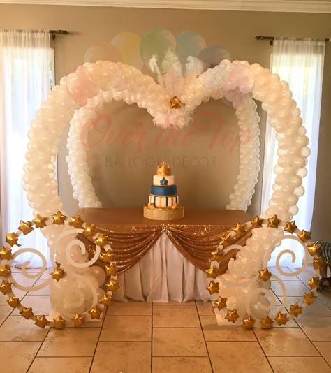 Balloon carriage Princess Carriage Diy, Balloon Carriage, Diy Cinderella Carriage, Fairytale Sweet 16, Disney Princess Party Food, Sweet 16 Cinderella Theme, Cinderella Party Theme, Cinderella Birthday Theme, Cinderella Birthday Party Decorations