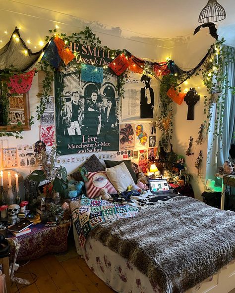 Maximalist Bedroom Alt, Hippy Grunge Room, Poster Filled Room Aesthetic, Maximalist Dorm Decor, 90s Whimsy Goth Bedroom, Maxamilist Bedroom, Hippie Grunge Room, Alt Bedroom, Grunge Bedroom