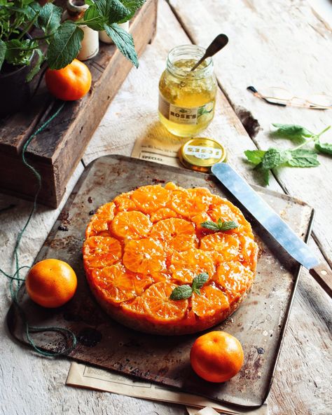 Mandarin Upside Down Cake, Avant Garde Vegan, Clementine Recipes, Gaz Oakley, Mandarine Recipes, Mandarin Cake, Mandarin Orange Cake, Cakes To Make, Self Raising Flour