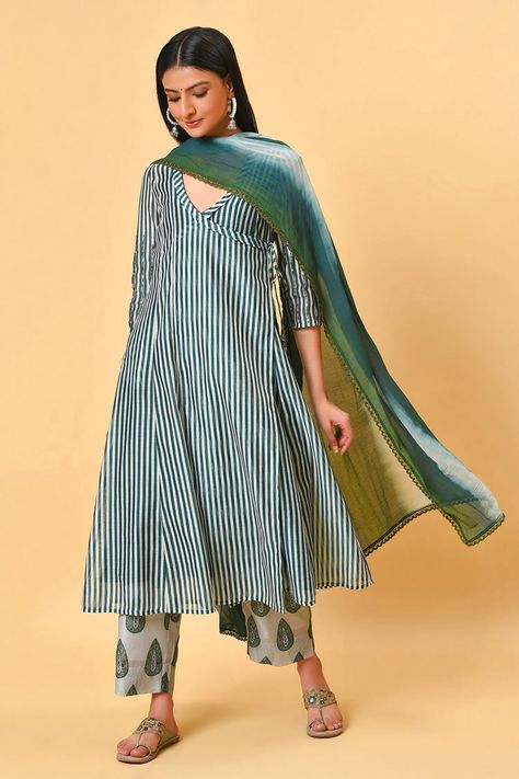 V Neck Anarkali, Chanderi Anarkali, Kurta Patterns, Latest Dress Design, Simple Kurta Designs, Simple Kurti Designs, Kurti Designs Latest, Long Kurti Designs, Cotton Kurti Designs