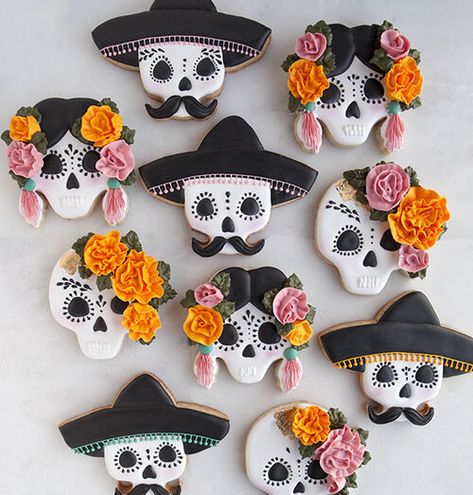 Halloween Cookies Royal Icing, Skull Cookie, Den Mrtvých, Skull Cookies, Halloween Cookies Decorated, Halloween Sugar Cookies, Industrial District, Halloween Baking, Decorated Sugar Cookies