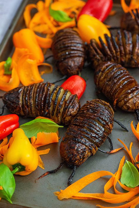 Hasselback Potato Bugs - Nibbles and Feasts Potato Bugs, Plat Halloween, Scary Halloween Food, Spooky Dinner, Halloween Food Dinner, Vegan Halloween, Healthy Halloween Snacks, Hasselback Potatoes, Spooky Food