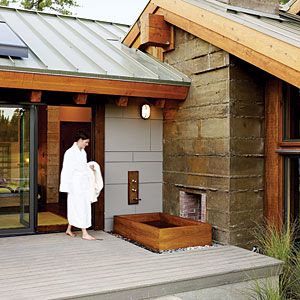 A Japanese ofuro (soaking tub) turns a deck into a personal spa outside the master bedroom. Tropical Patio, Outdoor Bathtub, Japanese Soaking Tubs, Modern Fire Pit, Outdoor Tub, Outdoor Bath, Spa Tub, Backyard Deck, Outdoor Retreat