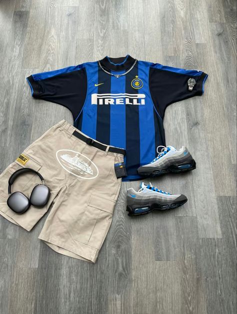 Milan Outfits, Estilo Nike, Football Jersey Outfit, Outfit Retro, Retro Football Shirts, Soccer Outfits, Outfits Retro, Classic Football Shirts, Football Fashion