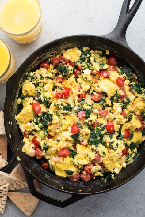 Recipe: Greek Scramble | Kitchn Lunch Saludable, Breakfast Eggs Scrambled, Eggs Toast, Scrambled Eggs With Spinach, Eggs Scrambled, Breakfast Eggs, Spinach Egg, Pan Meals, Pita Chips