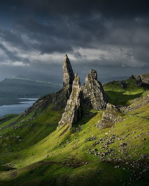 Best of Scotland Highlands on Instagram: “First light hitting the Old Man of Storr.😍 Follow @schottlandhighlands__ . Thanks ❤️⁠ for your support ❤️⁠ Photo by @watschinger_lukas 😍⁠…” Scotland Nature, Best Of Scotland, Scotland Landscape, Isle Of Skye Scotland, Scotland Tours, Skye Scotland, Scotland Highlands, Visit Scotland, Scottish Landscape