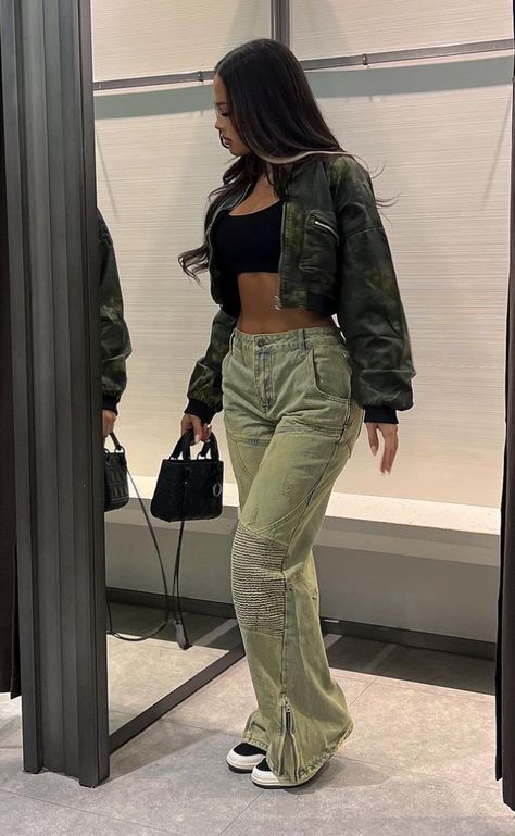 Streetwear Concert Outfit Ideas, Going Out Streetwear, Night Baddie Outfits, Baddie Fly Outfits, Green Baddie Outfits, Baddie Bar Outfit, Chris Brown Concert Outfit Ideas, Rave Concert Outfit, Green Jeans Outfit