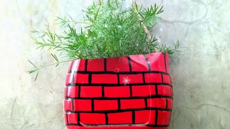 Oil Can Planter Diy, Diy Hanging Planter, Enhance Beauty, Diy Plastic Bottle, Planter Diy, Plastic Bottle Art, Diy Planter Box, Diy Planter, Diy Flower Pots