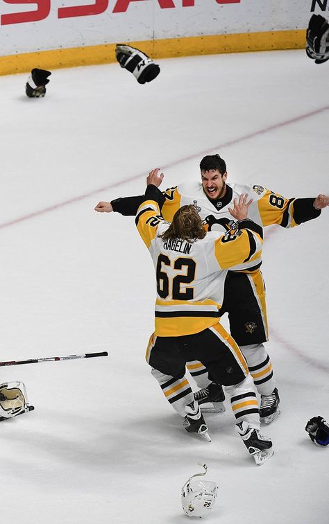 Sidney Crosby and Carl Hagelin celebrate winning the Stanley Cup Pittsburgh Penguins Stanley Cup, Pittsburgh Pride, Hockey Art, Hockey Pictures, Hockey Memes, Pittsburgh Penguins Hockey, Ice Hockey Teams, Pittsburgh Sports, Hockey Girls