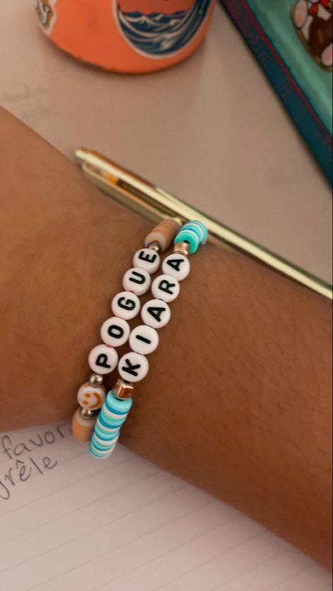 Bestie Bracelets, Preppy Jewelry, Bracelet Ideas, Outer Banks, Serie Tv, Stranger Things, Friendship Bracelets, Taylor Swift, Beaded Bracelets