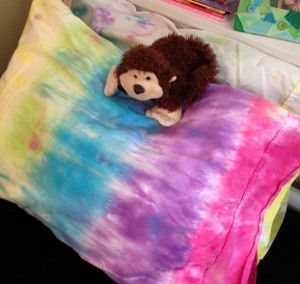 If your kid wants to take a personalized pillowcase to summer camp, or if they just love tie dye, this is the perfect project for them! Tie Dye With Koolaid, Tie Dye Bed Sheets Diy, Tie Dye Pillow Case Diy Pillowcases, Tie Dye Duvet Cover Diy, Tye Dye Pillows, Tye Dye Pillow Cases, Tie Dye Birthday Party, Dyed Pillows, Pillow Cases Diy