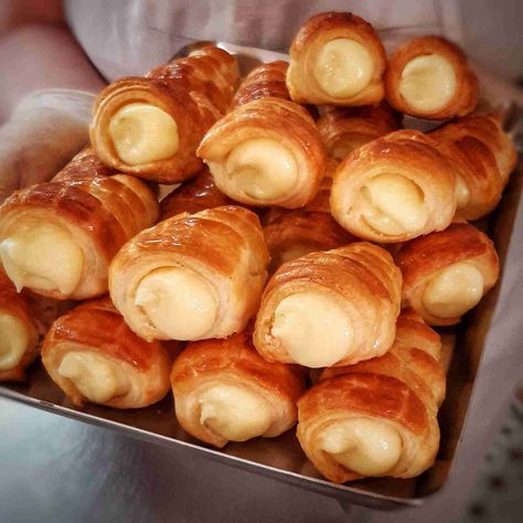 CUSTARD FILLED CREAM HORNS (CANNONCINI ALLA CREMA) Sfogliatella Recipe, Custard Puff Pastry, Cream Puff Pastry, Cream Horn, Puff Pastry Cream Puffs, Puff Pastry Filling, Cream Horns, Pistachio Pesto, Italian Pastries