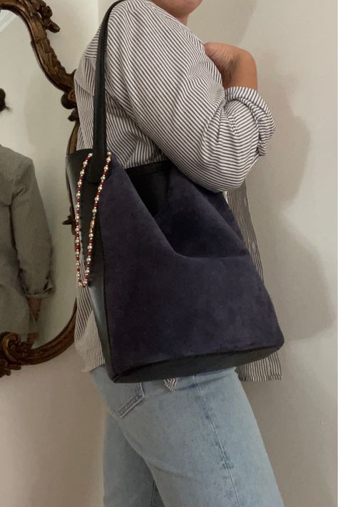 J crew navy Berkeley bucket bag outfit, how to style a bucket bag, bucket bag outfit ideas, fall outfit ideas Jcrew Bucket Bag, J Crew Berkeley Bucket Bag, Bucket Bag Outfit, Bucket Bags Outfit, Bag Outfit Ideas, Tote Bag Outfit, Big Bucket, Outfit Ideas Fall, Bucket Tote Bag