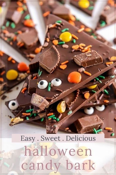 Halloween Candy Bark Recipes, Halloween Chocolate Bark, Holiday Party Snacks, Bake Halloween, Halloween Candy Bark, Halloween Bark, Chocolate Halloween, Chocolate Bark Recipe, Leftover Halloween Candy