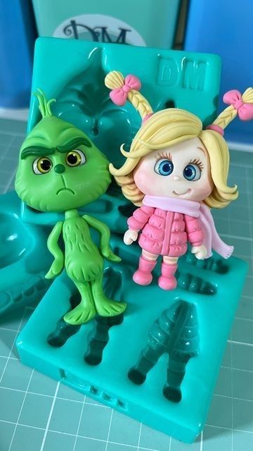 Clay Grinch, Cindy Lou Grinch, Grinch Drawing, Baking Polymer Clay, Bunny Activities, Grinch Stuff, Grinch Decorations, Baby Grinch, Grinch Christmas Party