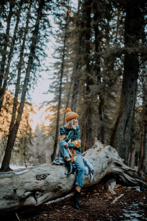 Photography In The Mountains, Photography In Mountains, Nature Lifestyle Photography, People In Nature Photography, Outdoor Portraits Women, Photoshoot In The Mountains, Outdoorsy Photo Shoot, Mountain Photography Ideas, Mountain Photography People