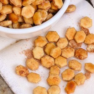 Cinnamon Sugar Crackers - A Southern Soul Cinnamon Sugar Oyster Crackers, Oyster Cracker Snack, Oyster Crackers Recipe, A Southern Soul, Easy To Make Snacks, Oyster Crackers, Chex Mix Recipes, Popular Snacks, Snack Mix Recipes