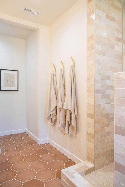 White And Terracotta Bathroom, Earth Tone Master Bath, Terracotta Tile Bathroom, Terracotta Bathroom Floor, Marrakech House, Terracotta Tiles Bathroom, Bathroom Designs 2023, Stone Sinks, Ideas Baños