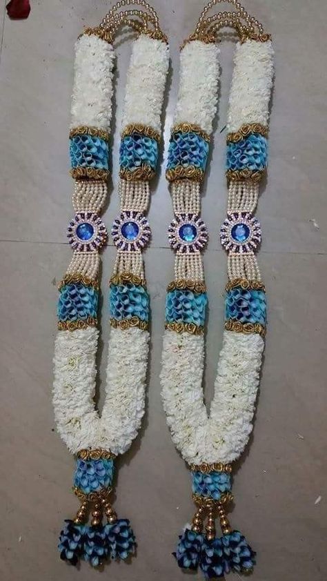 Jai Mala, Flower Mala, Engagement Tray, Carnation Wedding, Diy Wall Hanging Crafts, Flower Garland Diy, Mala Designs, Wedding Chura, Indian Wedding Garland