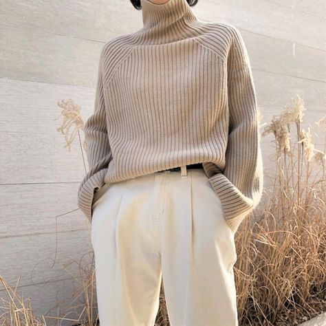 @christinajung_ Winter Pullover Outfits, Minimalist Moda, Winter Sweater Outfits, Look Zara, Athleisure Trend, Beige Outfit, Winter Stil, Stil Inspiration, Modieuze Outfits