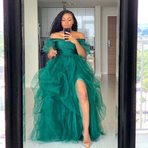 Custom ready-to-wear garments Tulle Sleeve Top, Green Tutu, Black Tie Attire, Birthday Outfit For Women, 2 Piece Skirt, Chic Dress Classy, Emerald Green Dresses, Red Mini Skirt, Tulle Sleeves