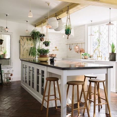 Both Drew Barrymore and Joanna Gaines agree: deVOL Kitchens’ Instagram feed is full of genius kitchen design ideas. Unique Kitchen Island, Kitchen Islands Ideas With Seating, Classic English Kitchen, Kitchen Island Ideas, Devol Kitchens, English Kitchens, Island With Seating, Island Ideas, Shaker Kitchen