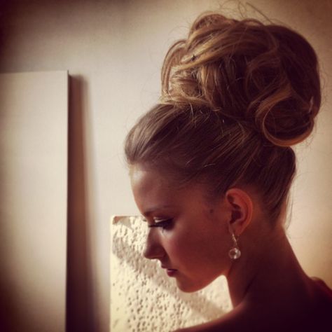 wedding high bun Bun Style, Wedding Hairstyles And Makeup, Hairstyles Prom, Big Bun, Best Wedding Hairstyles, High Bun, Hairstyles Wedding, Work Hairstyles, Bridal Hairstyles