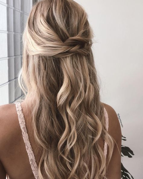 Brisbane Freelance Hairstylist on Instagram: “Half up + Waves 💗 I’m on family vacay relaxing at Hamilton Island and this post is perfect inspo for all beach brides to be ✨ Who loves…” Jordans Wedding, Wedding Hairstyles Bridesmaid, Bridesmaids Hair, Hair Half Up, Simple Wedding Hairstyles, Bridesmaid Hair Half Up, Beach Wedding Hair, Braided Ponytail Hairstyles, Best Wedding Hairstyles