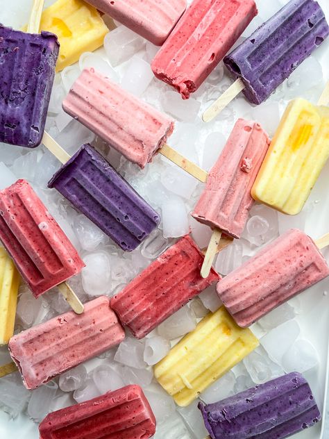 Beat the heat with these refreshing and fruity popsicles made with Lucky Leaf Fruit Fillings! Bursting with real fruit flavor, these popsicles are a delightful treat for hot summer days. Simply mix your favorite Lucky Leaf Fruit Filling with some yogurt, pour the mixture into popsicle molds, and freeze until solid. The result is a cool and creamy popsicle that's packed with the delicious taste of fresh fruit. Whether you choose classic flavors like strawberry or blueberry, or opt for something Real Fruit Popsicles, Unhealthy Desserts, Fudgesicle Recipe, Fruity Popsicles, Easy Cream Pie, Fruit Ice Pops, Unique Sweets, Freezer Pops, Frozen Treats Recipes