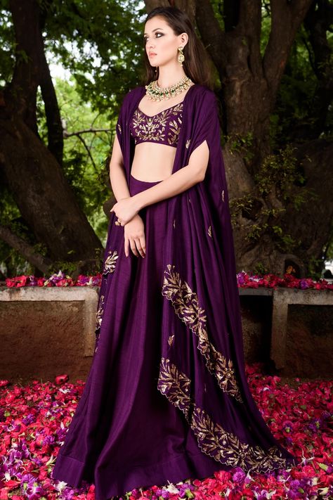 Combination With Purple Lehnga, Purple Combination Outfits Indian, Crop Top Lehenga With Shrug, Top Skirt With Shrug, Shrug Lehenga, Lehenga With Cape, Golden Lehenga, Orang India, Cape Lehenga