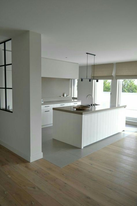 Interior Windows, Wooden Floors, Diy Kitchen Cabinets, Unique Kitchen, Wood Flooring, Open Plan Kitchen, White Cabinets, Design Case, Diy Kitchen