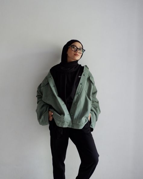 Black Hijab Outfit, Black Hijab, Hijabi Outfit, Grey And Green, Hijab Ootd, Creative Instagram Photo Ideas, Green Coat, Hijab Style, Hijab Outfit