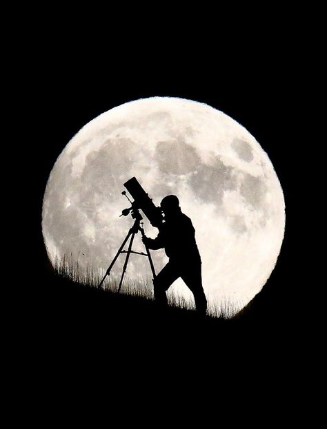 BRIGHTON, UNITED KINGDOM - SEPTEMBER 27: An astronomer stargazes ahead of tonight's supermoon on September 27, 2015 in Brighton, England. Tonight's supermoon, so called because it is the closet full moon to the Earth this year, is particularly rare as it coincides with a lunar eclipse, a combination that has not happened since 1982 and won't happen again until 2033. Photo: Jordan Mansfield, Getty Images / 2015 Jordan Mansfield Astronomy Wallpaper, Buddha Drawing, Telescope Images, Eclipse Solar, Sky Watch, Brighton England, Solar Eclipses, Moon Eclipse, Watercolor Sky