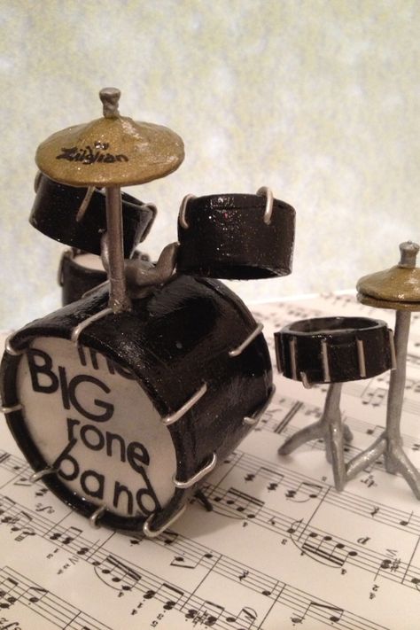 Mini drum set Music Ceramic Art, Mini Drum Set, Clay Instruments, Drum Craft, Clay Diy Projects, Paper Art Craft, Clay Art Projects, Cute Clay, Ceramics Ideas Pottery