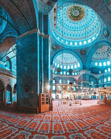 One of the most famous mosque in the world. It is named as blue mosque due to its Blue Marble. Blue Mosque Turkey, Aya Sofia, Blue Mosque Istanbul, Persian Architecture, Travel Turkey, Istanbul City, Pakistan Travel, Mosque Architecture, Blue Mosque