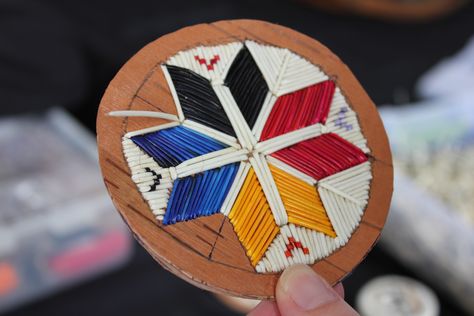 A birch container's cover with eight pointed star pattern in quillwork Porcupine Quill Jewelry, Quill Work, Paper Crafts Magazine, Native American Heritage Month, Native Crafts, Native Beading Patterns, Porcupine Quills, Quilled Creations, Motifs Perler