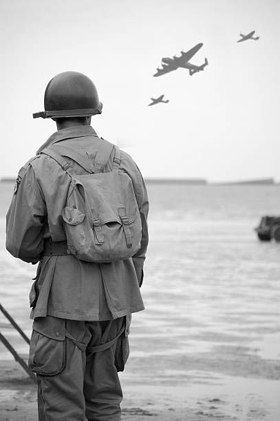 Omaha Beach Normandy, D Day Normandy, Operation Overlord, Ww2 Soldiers, Ww2 Photos, Wwii Photos, Normandy France, A Soldier, American Heroes