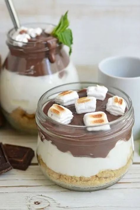 S'mores Cheesecake in a Jar is such a simple treat! Plus, you get to have your own personal serving size without having to share! Cheesecake Mason Jar, Smores Cheesecake, Mason Jar Recipe, Cheesecake In A Jar, Cheesecake Pudding, How To Make Cheesecake, Mason Jar Meals, Marshmallow Creme, Fudge Sauce