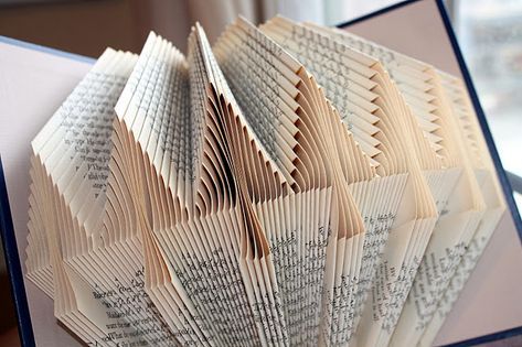 Upcycle: Book folding - Free patterns | the ReFab Diaries Book Folding Patterns Free Templates, Book Folding Patterns Free, Book Folding Templates, Gift Drawing, Book Page Crafts, Book Folding Patterns, Folded Book Art, Book Sculpture, Christmas Tree With Gifts