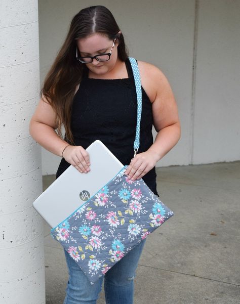 Get #BTSwithHP w/this #easy #DIY Laptop Bag #craft! #ad #backtoschool Diy Laptop Bag, Laptop Diy, Sewing Gadgets, Trending Crafts, Diy Laptop, Dress Bodice, Machines Fabric, Laptop Cover, Laptop Messenger Bags