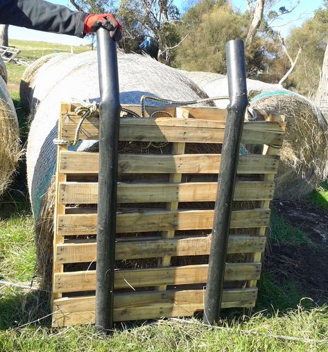 Easy pallet sled for moving round bales - Natural Horse World Pallet Sled, Round Bale Hay Feeder, Diy Sled, Diy Hay Feeder, Round Bale Feeder, Hay Feeder For Horses, Cattle Feeder, Paddock Trail, Horse Feeder