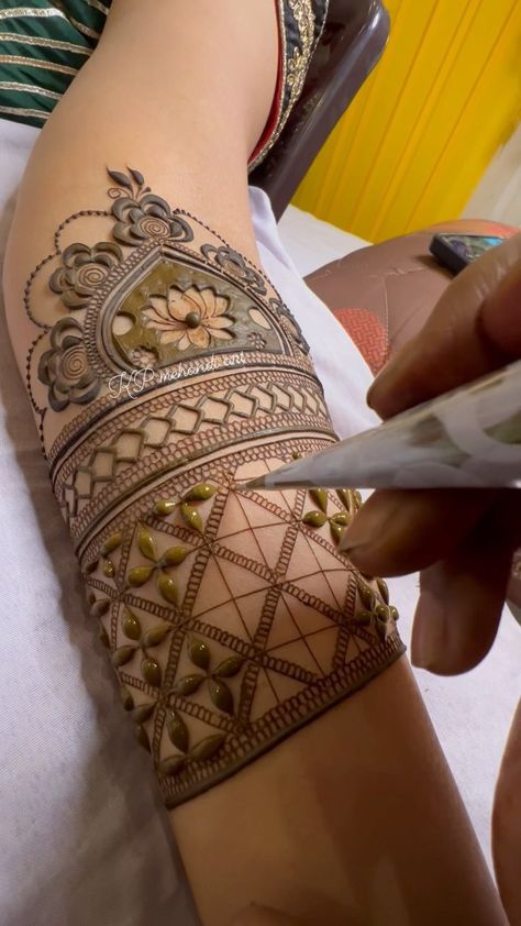 Simple Henna Tattoo, Elbow Tattoos, Simple Henna, New Mehndi Designs, Mehndi Art, Mehandi Designs, Mehendi Designs, Henna Tattoo, Mehndi Designs